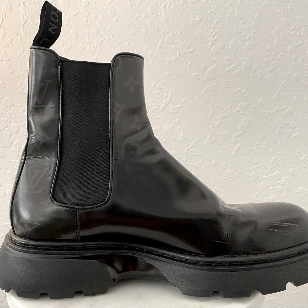 Authentic LV Bold Chelsea Men 7